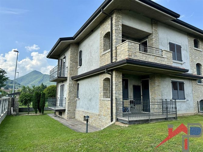 Ampio quadrilocale con giardino privato Almenno San Salvatore