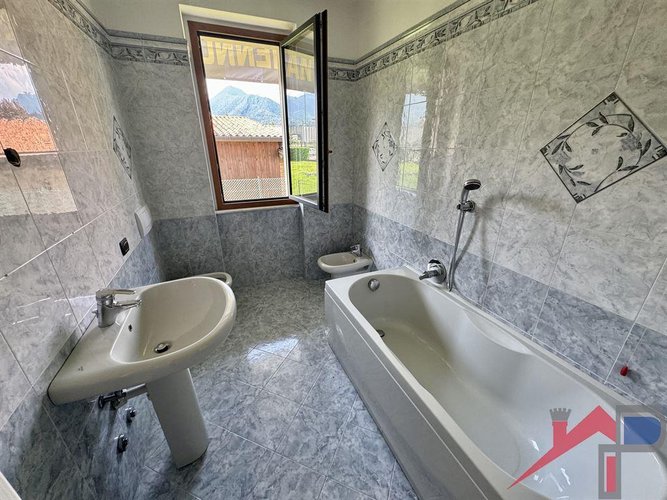 Ampio quadrilocale con giardino privato Almenno San Salvatore