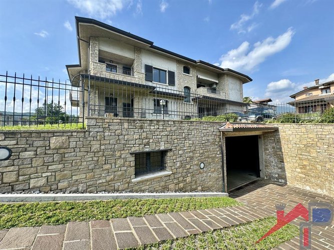 Ampio quadrilocale con giardino privato Almenno San Salvatore