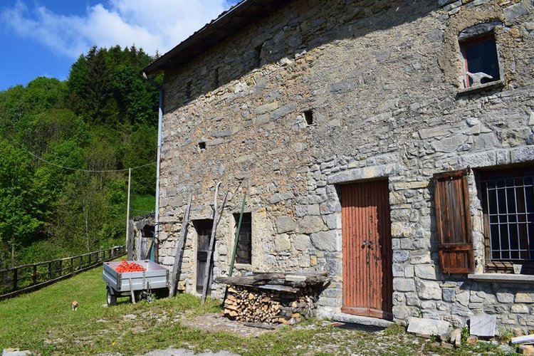Oltre il Colle-Zorzone, introvabile porzione di rustico con terreno Oltre il Colle