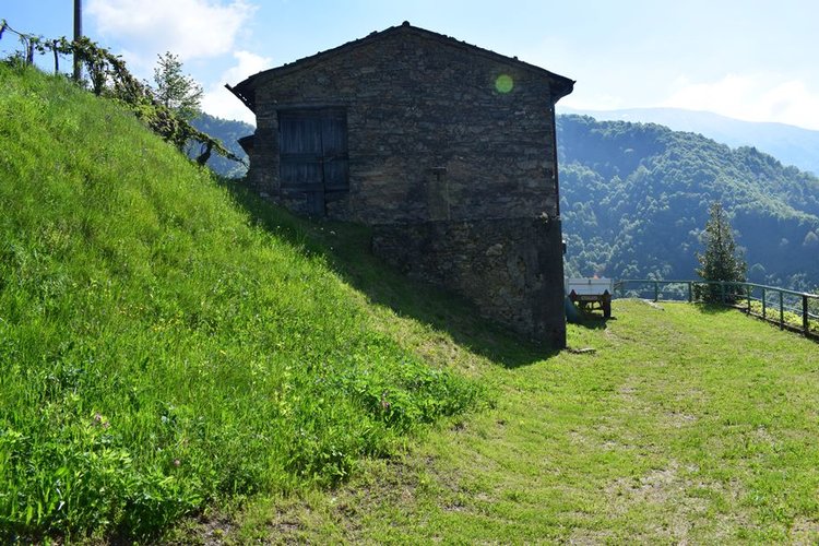 Oltre il Colle-Zorzone, introvabile porzione di rustico con terreno Oltre il Colle