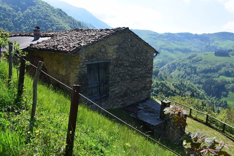Oltre il Colle-Zorzone, introvabile porzione di rustico con terreno Oltre il Colle