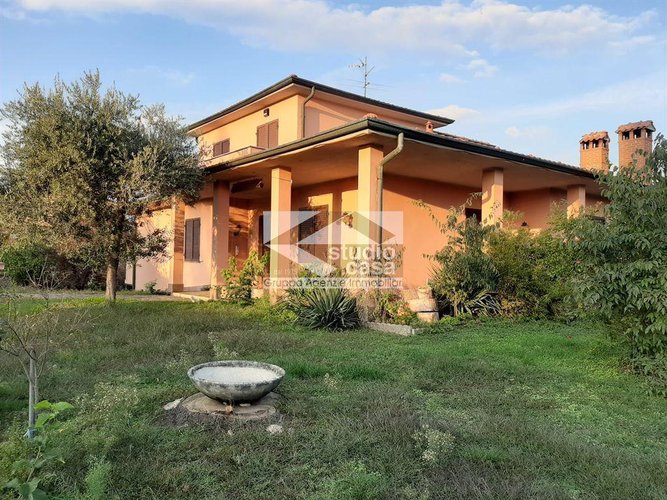 VILLA immersa nel verde con ampi spazi per voi e la vostra famiglia? Lurano