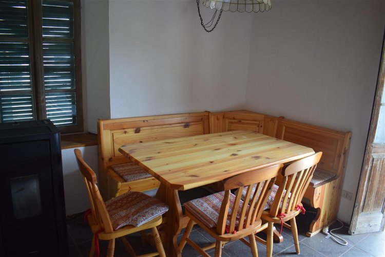 Serina, in casa d’epoca, centralissimo trilocale esente da spese condominiali Serina