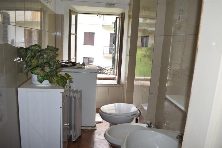 Serina, in casa d’epoca, centralissimo trilocale esente da spese condominiali Serina