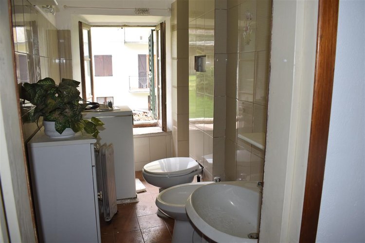 Serina, in casa d’epoca, centralissimo trilocale esente da spese condominiali Serina