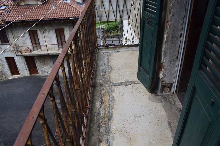 Serina, in casa d’epoca, centralissimo trilocale esente da spese condominiali Serina