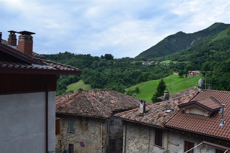 Serina, in casa d’epoca, centralissimo trilocale esente da spese condominiali Serina