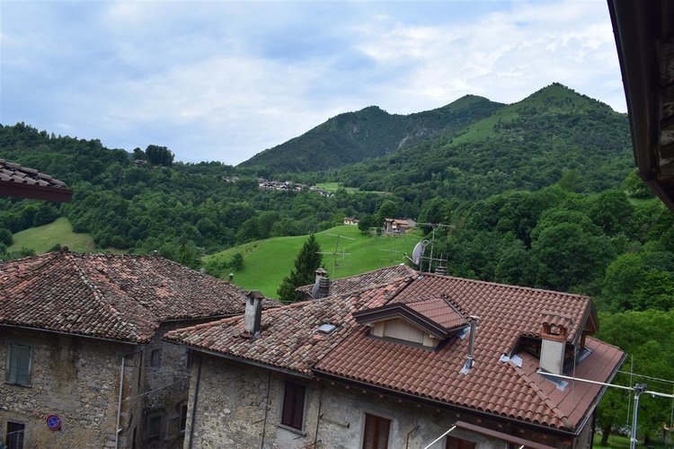 Serina, in casa d’epoca, centralissimo trilocale esente da spese condominiali Serina