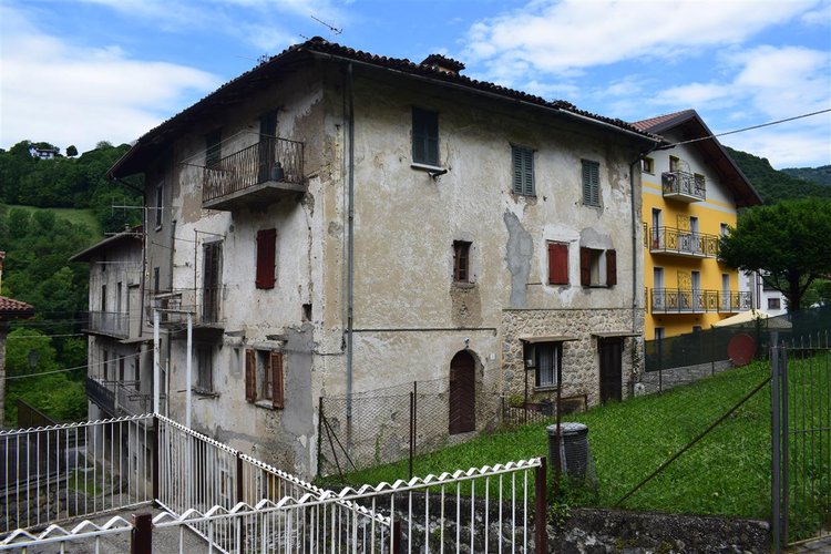 Serina, in casa d’epoca, centralissimo trilocale esente da spese condominiali Serina