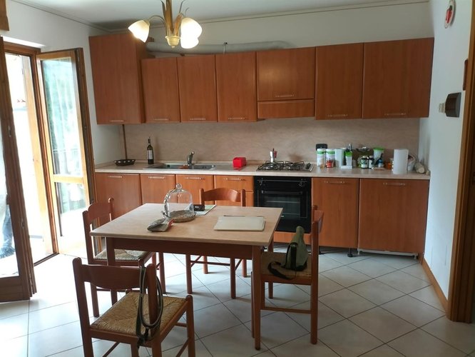 Serina, centralissimo trilocale con box auto e patio esterno esclusivo Serina