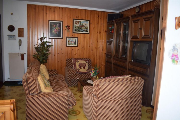 Serina centro, luminoso trilocale balconato con cantina e posto auto Serina