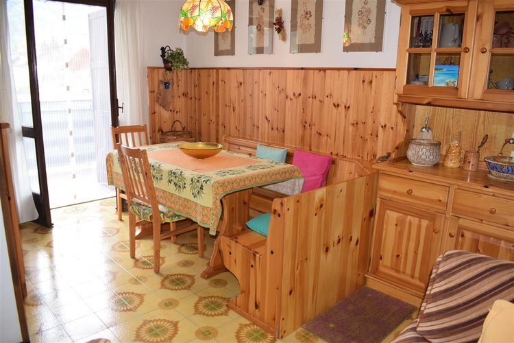 Serina centro, luminoso trilocale balconato con cantina e posto auto Serina