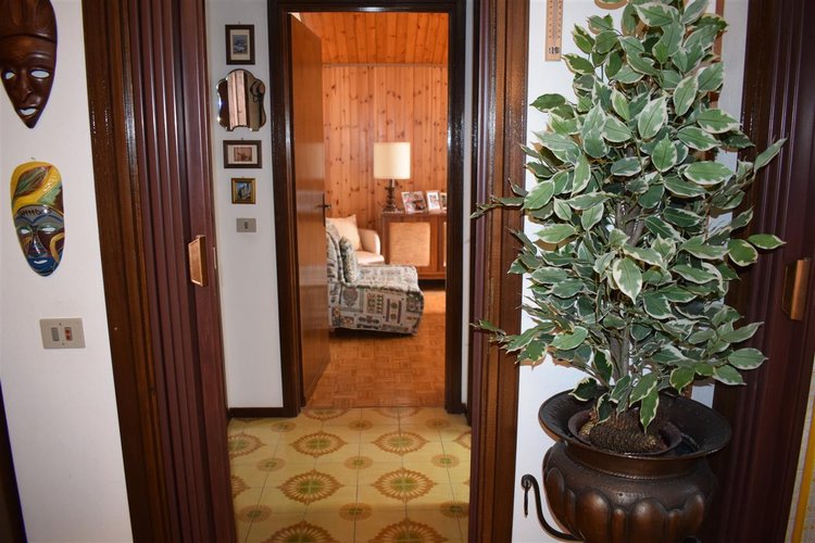 Serina centro, luminoso trilocale balconato con cantina e posto auto Serina