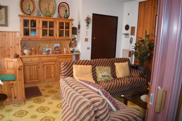 Serina centro, luminoso trilocale balconato con cantina e posto auto Serina