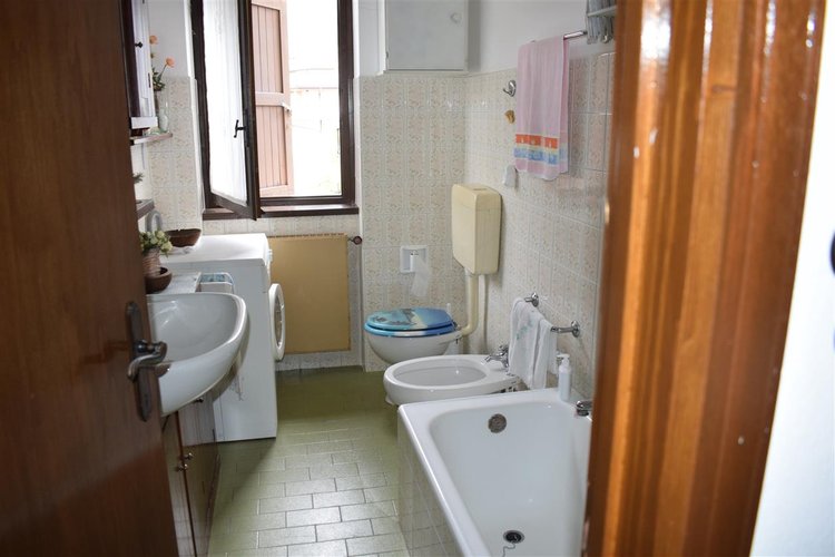 Serina centro, luminoso trilocale balconato con cantina e posto auto Serina