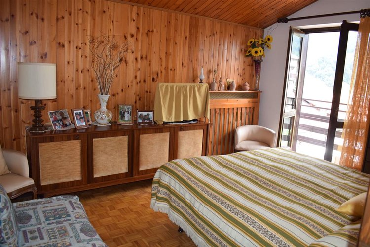 Serina centro, luminoso trilocale balconato con cantina e posto auto Serina