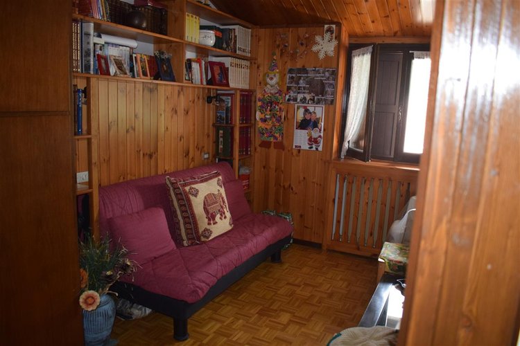 Serina centro, luminoso trilocale balconato con cantina e posto auto Serina