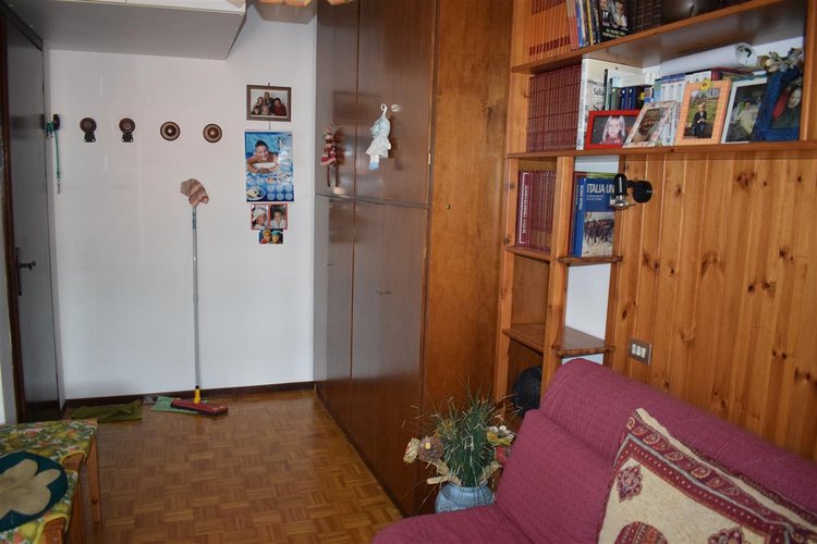 Serina centro, luminoso trilocale balconato con cantina e posto auto Serina