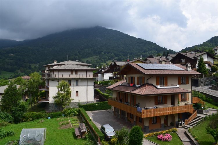 Serina centro, luminoso trilocale balconato con cantina e posto auto Serina