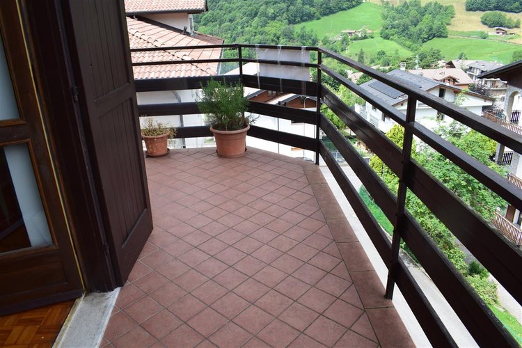 Serina centro, luminoso trilocale balconato con cantina e posto auto Serina