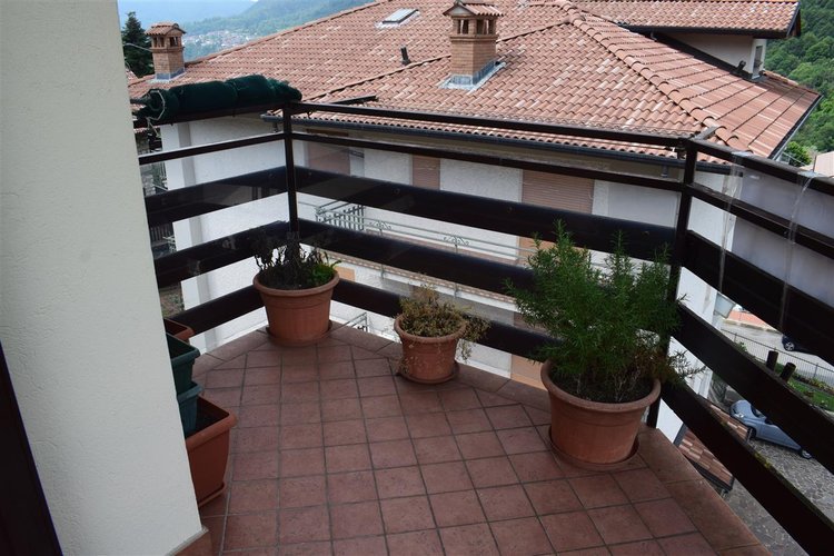 Serina centro, luminoso trilocale balconato con cantina e posto auto Serina