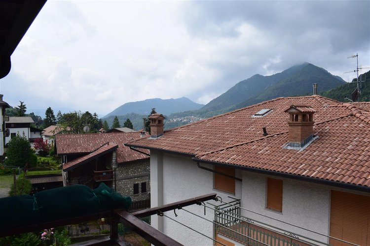 Serina centro, luminoso trilocale balconato con cantina e posto auto Serina