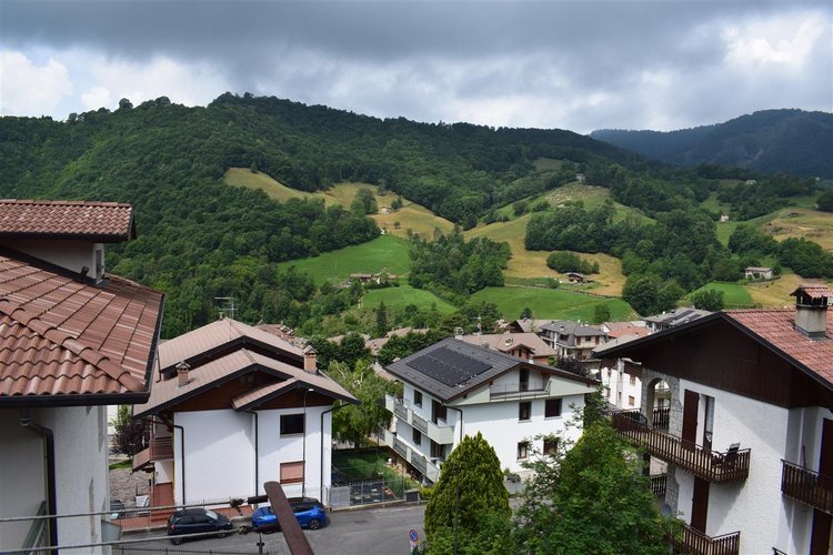Serina centro, luminoso trilocale balconato con cantina e posto auto Serina