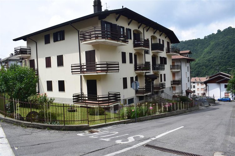 Serina centro, luminoso trilocale balconato con cantina e posto auto Serina