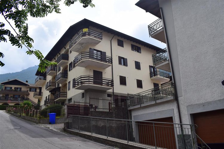 Serina centro, luminoso trilocale balconato con cantina e posto auto