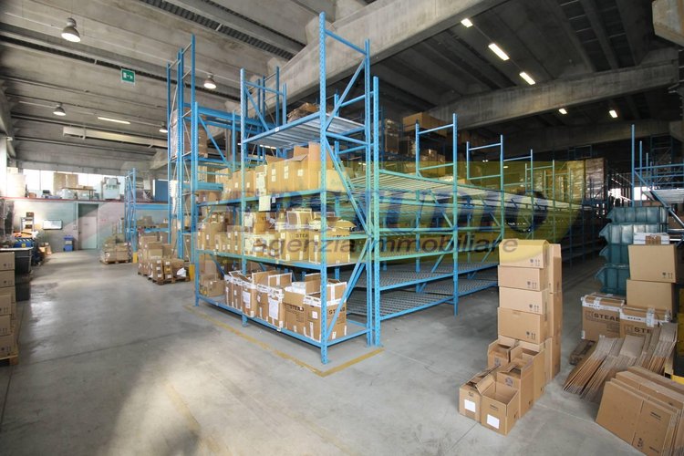 Capannone Industriale Usmate Velate