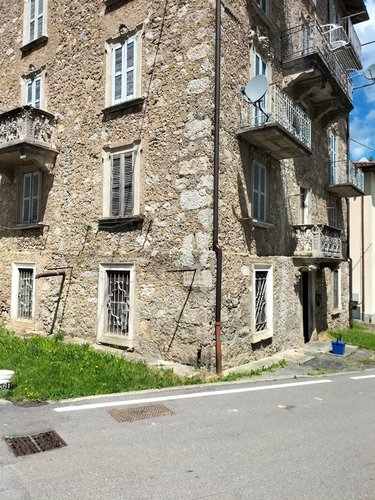 Serina in frazione Lepreno a mt. 825 in casa d’epoca ampio appartamento con posto auto Serina