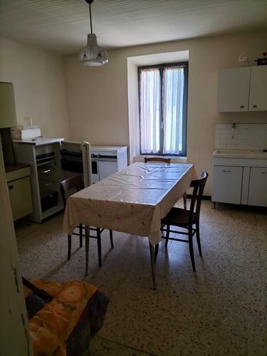 Serina in frazione Lepreno a mt. 825 in casa d’epoca ampio appartamento con posto auto Serina