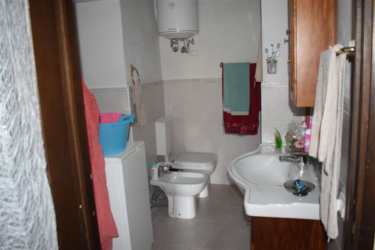 Cornalba trilocale su due livelli con guardino e arredo Cornalba