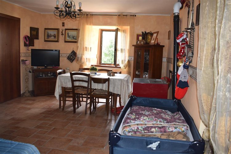 Cornalba trilocale su due livelli con guardino e arredo Cornalba