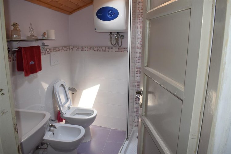 Cornalba trilocale su due livelli con guardino e arredo Cornalba