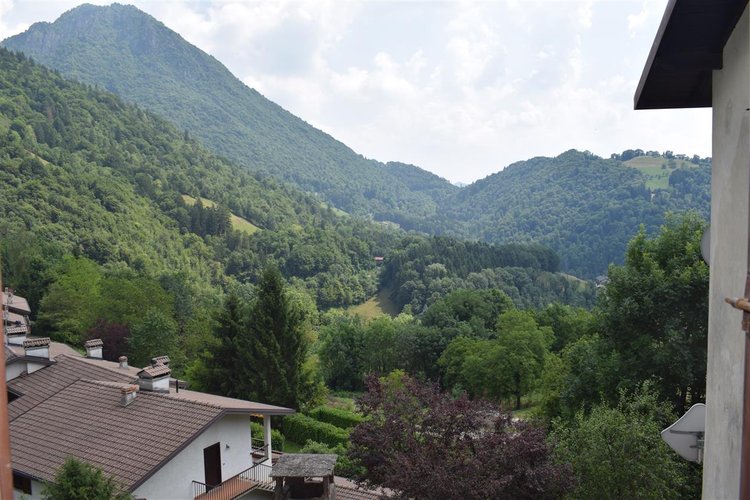 Cornalba trilocale su due livelli con guardino e arredo Cornalba