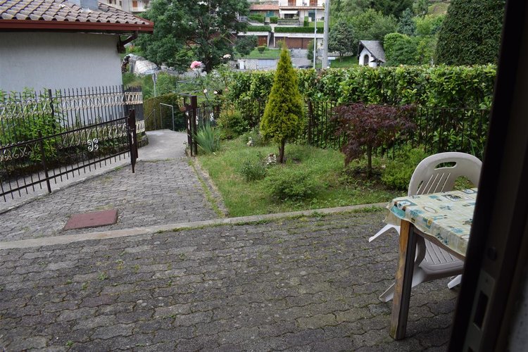 Cornalba trilocale su due livelli con guardino e arredo Cornalba