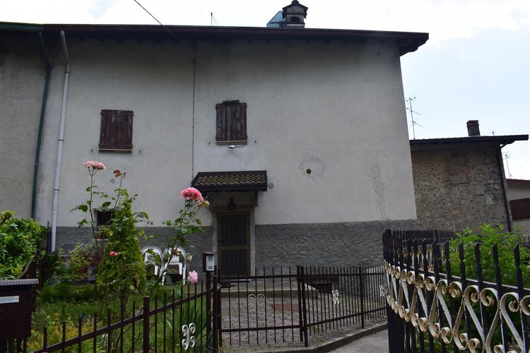 Cornalba trilocale su due livelli con guardino e arredo