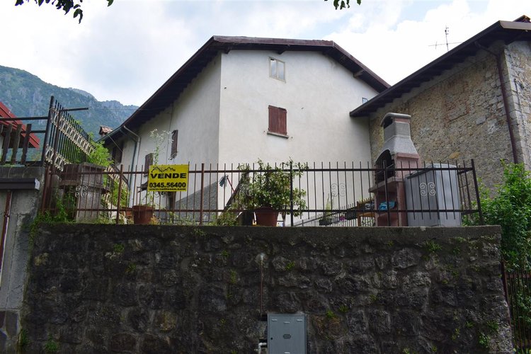 Cornalba trilocale su due livelli con guardino e arredo Cornalba