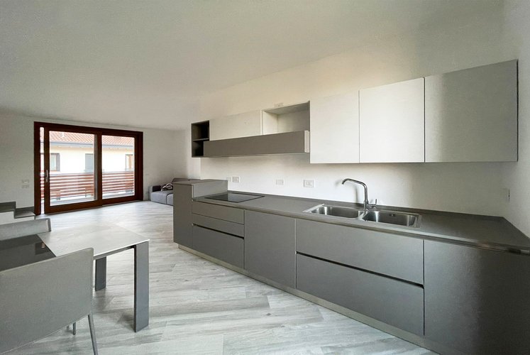 Quadrilocale duplex ultimo piano con terrazzi e cantina Madone