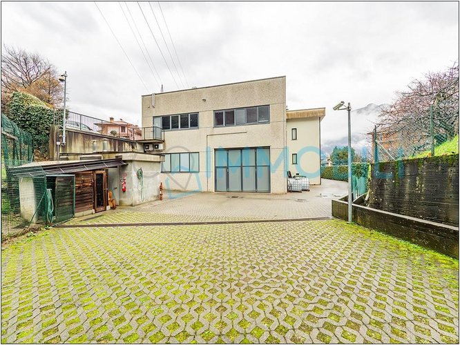 CAPANNONE CON AREA ESTERNA Pescate