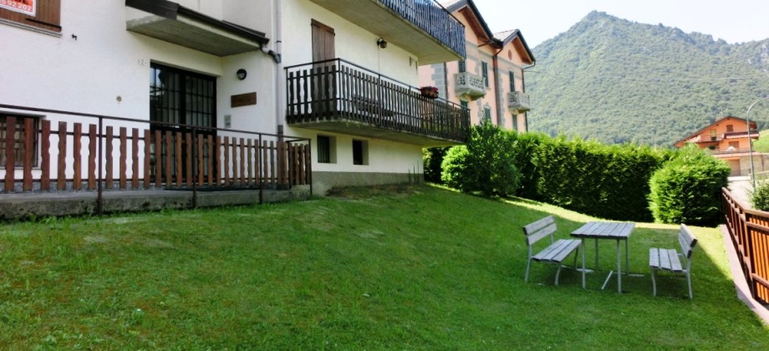 Serina-Valpiana, nel verde in elegante palazzina, bilocale balconato con box