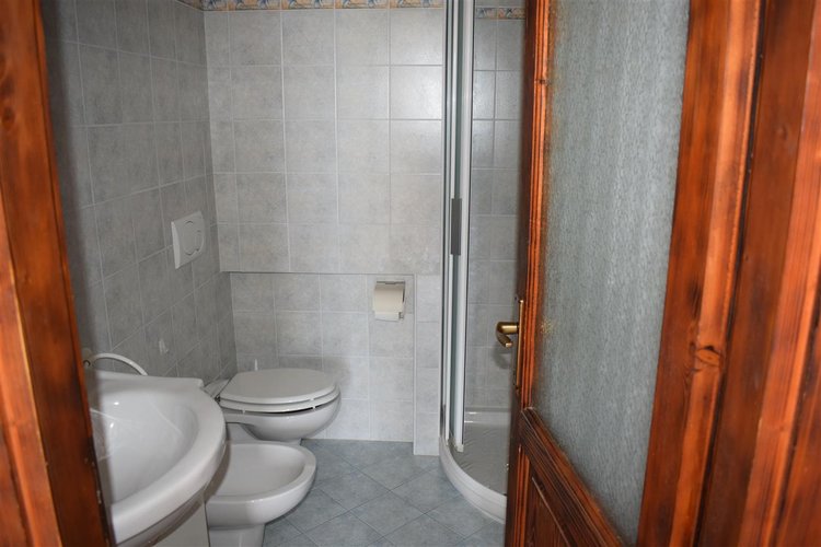 Costa Serina affare indipendente appartamento con 2 box e giardino privato Costa Serina