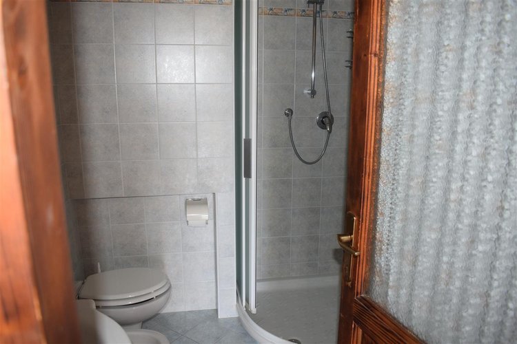 Costa Serina affare indipendente appartamento con 2 box e giardino privato Costa Serina