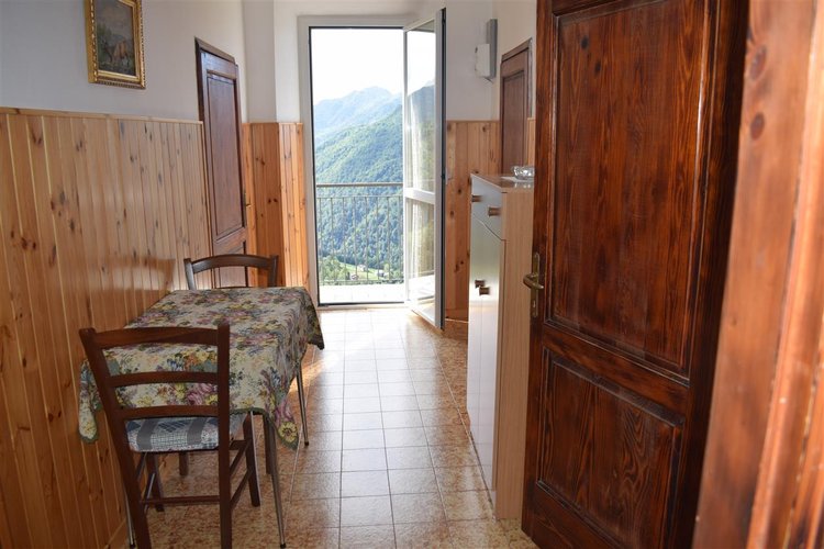 Costa Serina affare indipendente appartamento con 2 box e giardino privato Costa Serina