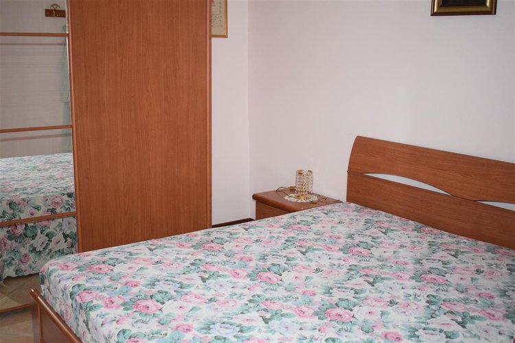 Costa Serina affare indipendente appartamento con 2 box e giardino privato Costa Serina