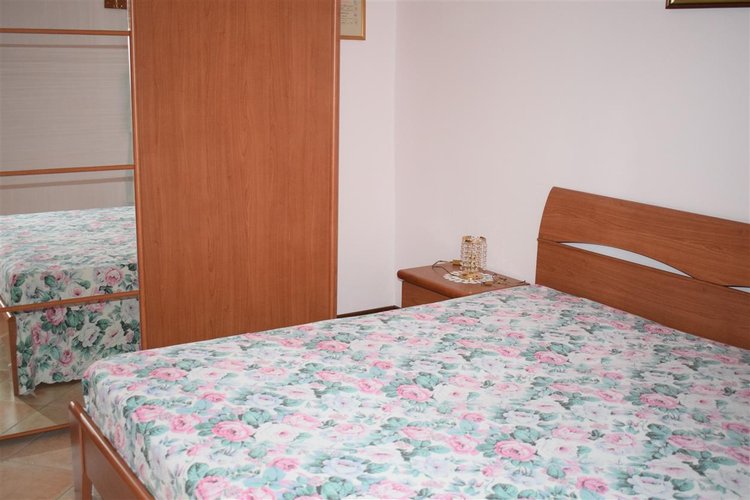 Costa Serina affare indipendente appartamento con 2 box e giardino privato Costa Serina