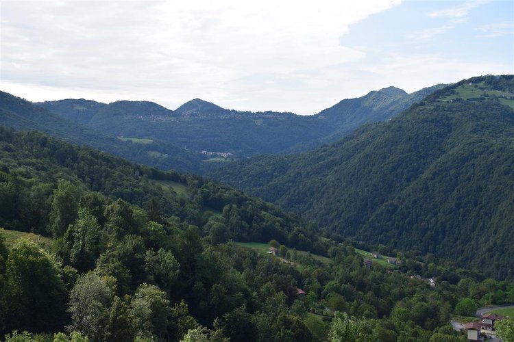 Costa Serina affare indipendente appartamento con 2 box e giardino privato Costa Serina