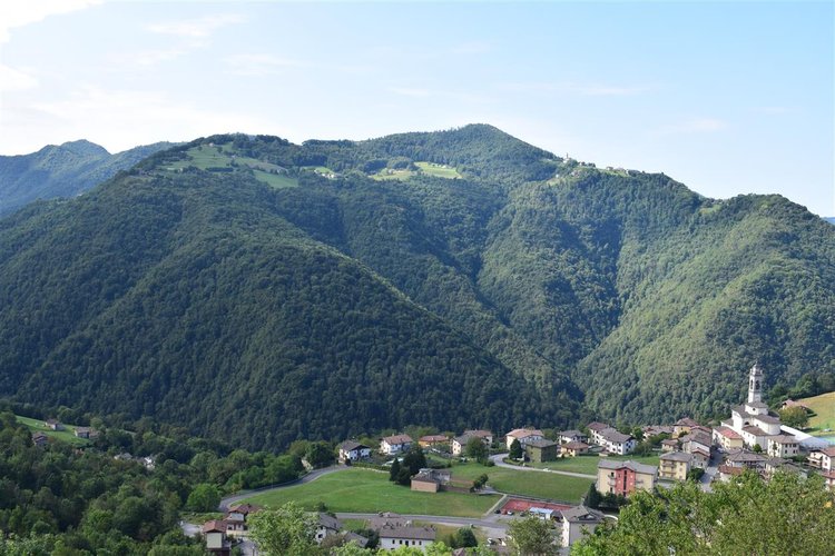 Costa Serina affare indipendente appartamento con 2 box e giardino privato Costa Serina